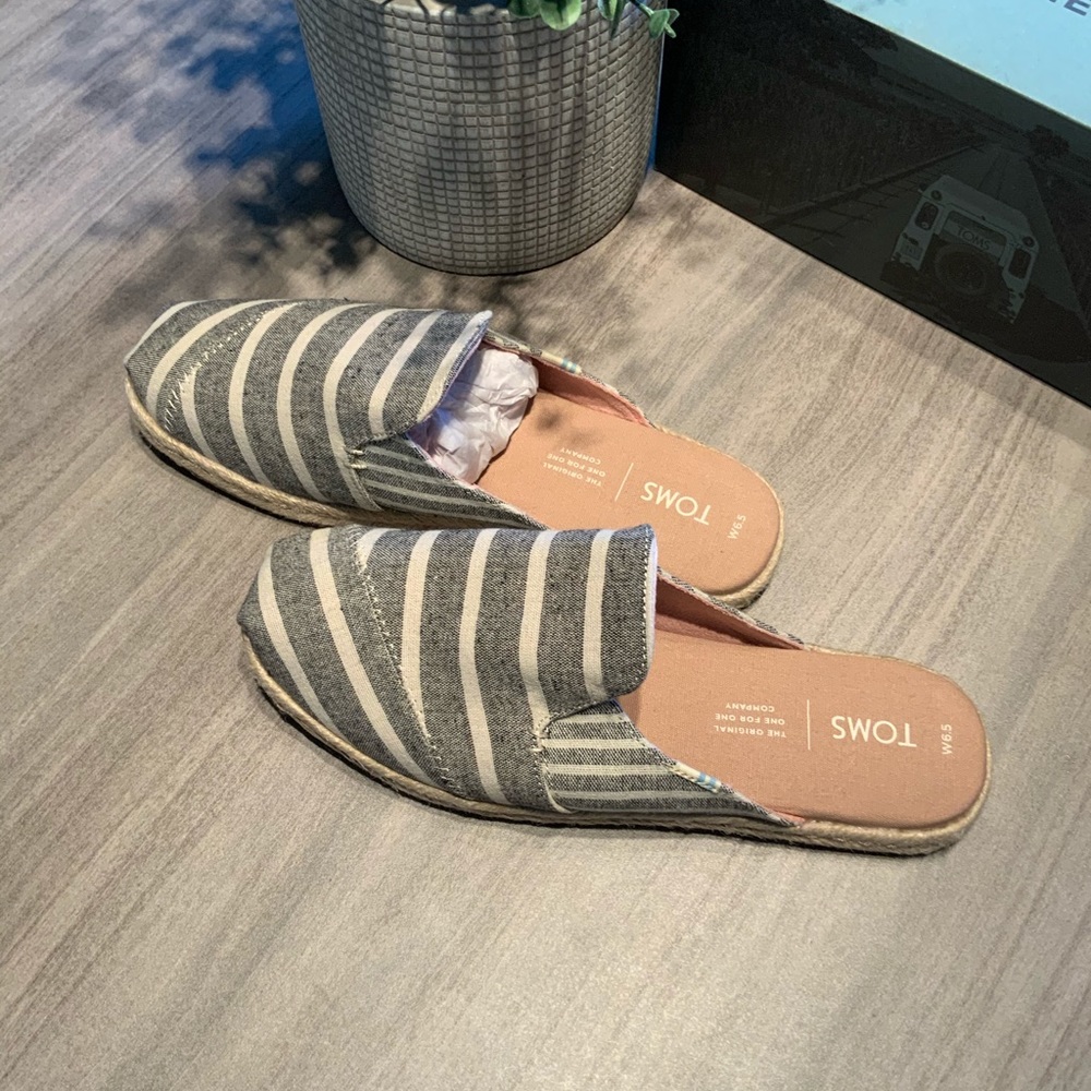 Toms - Picture 2 of 3